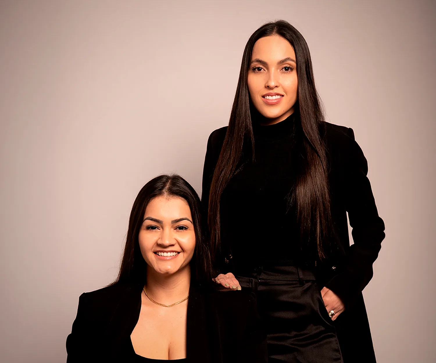 As advogadas Camila Tieme e Débora Silveira no escritório Tieme & Silveira